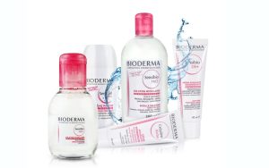 cách tẩy trang son môi lì bằng nước tẩy trang bioderma