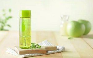cách tẩy trang son môi lì bằng dầu innisfiree