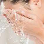 Nước Tẩy Trang Vào Mắt Có Sao Không? Giải Đáp Chi Tiết Và Cách Xử Lý